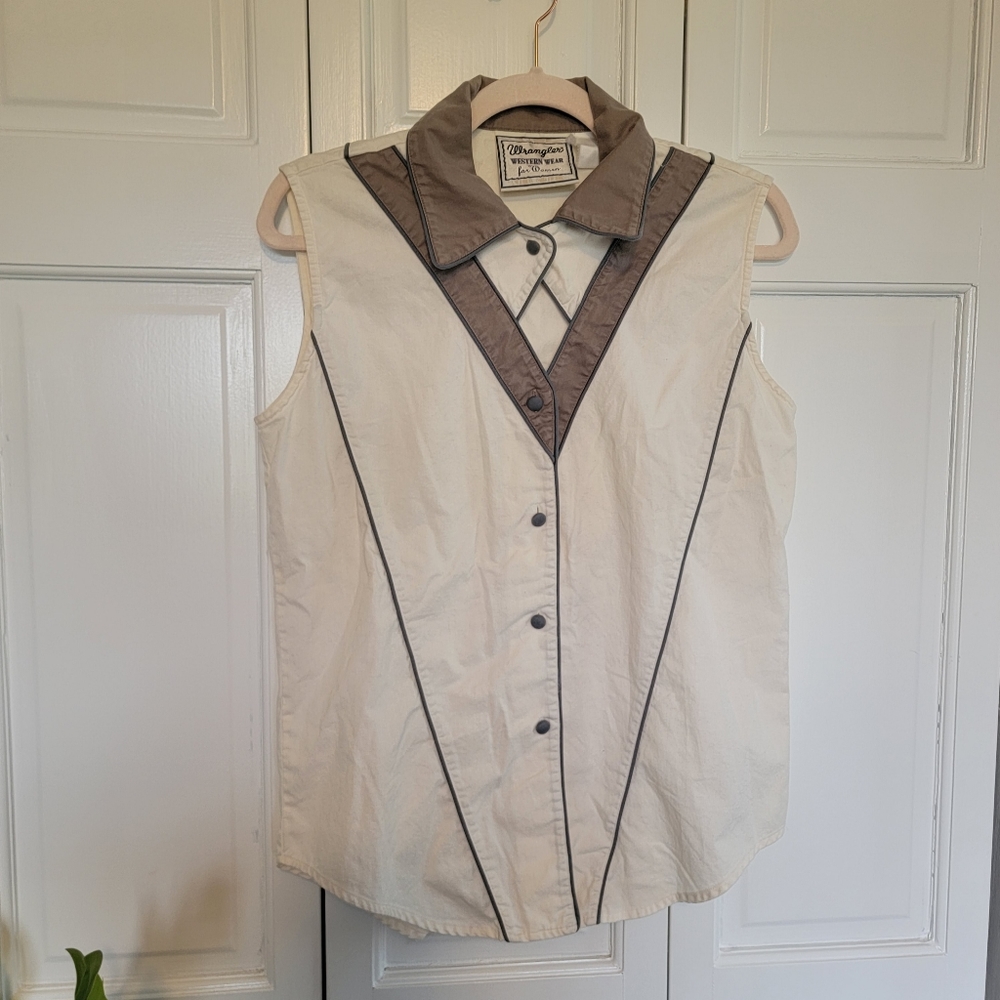 Wrangler cream sleeveless button down with brown trim
